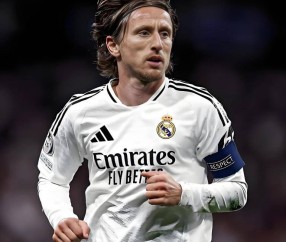 魔笛声未央！38岁莫德里奇拒沙特降薪留队，皇马出场576次夺27冠
        
    魔笛声未央！38岁莫德里奇拒沙特降薪留队，皇马出场576次夺27冠